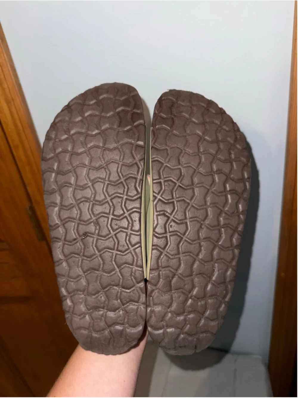 Cushionaire Sandals 6.5